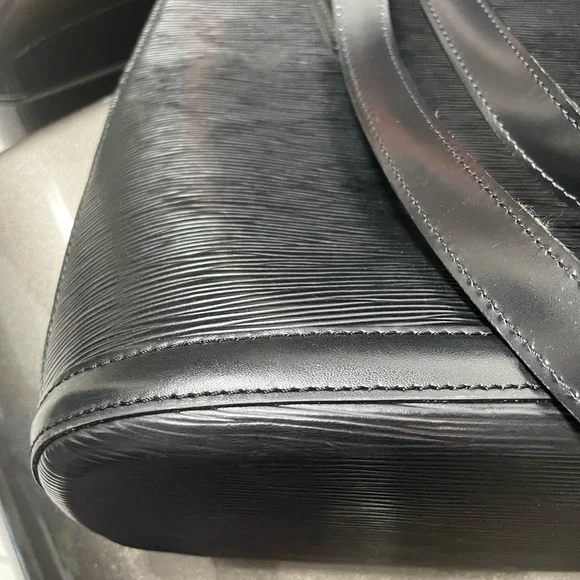 Authentic Louis Vuitton LV Lussac Epi Shoulder Bag. Excellent Condition! - Picture 4 of 9